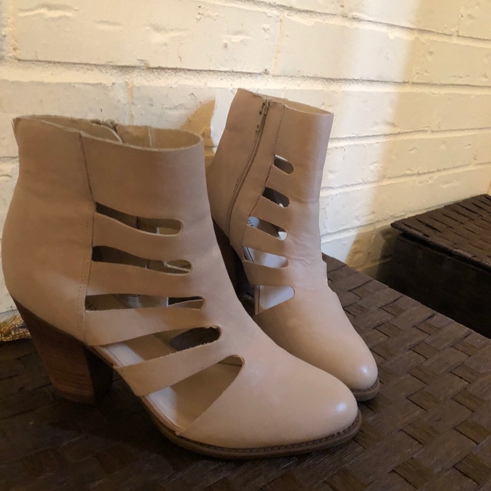 Cream/Tan Booties